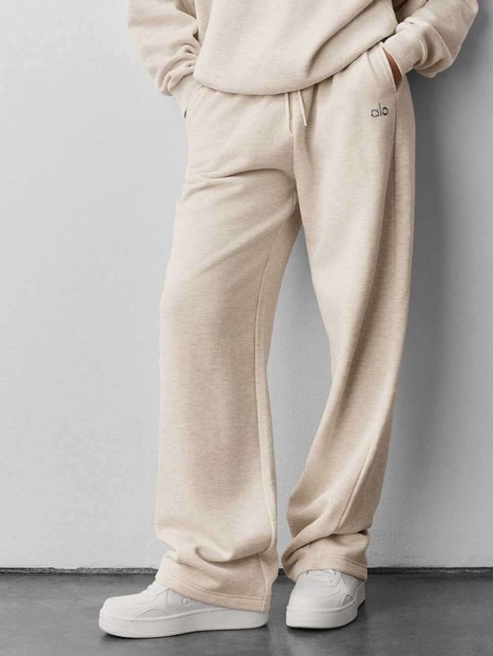 Alo Accolade Straight Leg Sweatpant in Oatmeal Heather sz MEDIUM - Picture 2 of 6